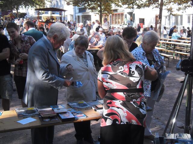 Gotthilf Fischer gibt Autogramme