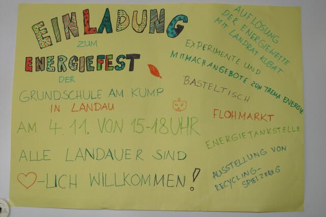 Mit selbstgemalten Plakaten machen die Landauer Grundschüler auf das Energiefest am 4. November aufmerksam – auch im Schloss, denn die Mieter aus dem Betreuten Wohnen sind ebenfalls herzlich eingeladen.