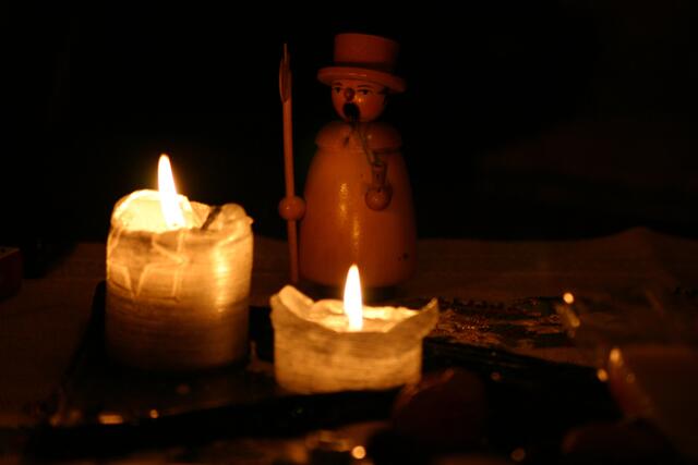 Adventlicher Abend bei mildem Kerzenlicht und dem Duft von Räucherkerzen