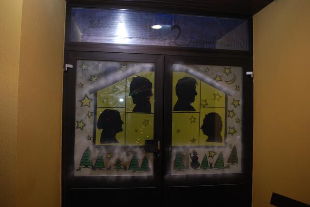 ...Lebendiger Advent - am 02.12.2010, unser Adventsfenster mit Scherenschnitten unserer Bewohner...