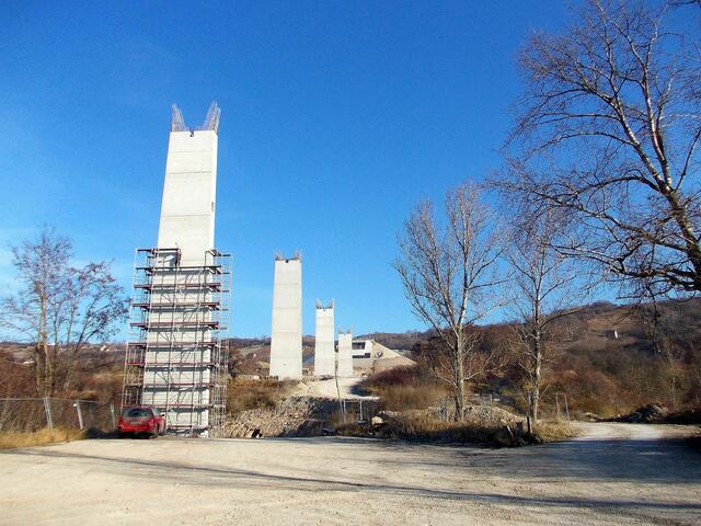 29.11.2011  Straßenüberquerung (Bahnübergang in Karsdorf) mit Blick zum Tunnel