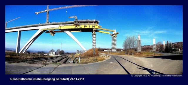 29.11.2011  Straßenüberquerung (Bahnübergang in Karsdorf)