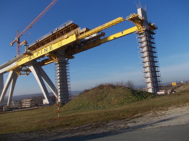 29.11.2011  Straßenüberquerung (Bahnübergang in Karsdorf)