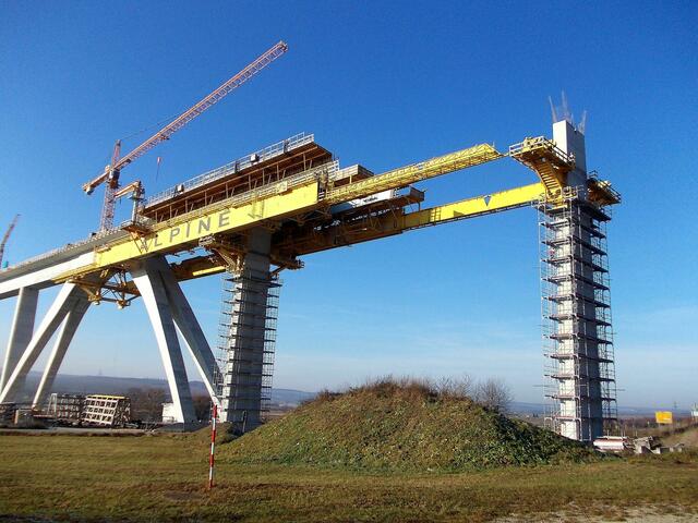 29.11.2011  Straßenüberquerung (Bahnübergang in Karsdorf)