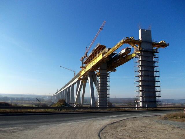 29.11.2011  Straßenüberquerung (Bahnübergang in Karsdorf)