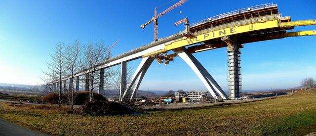 29.11.2011  Straßenüberquerung (Bahnübergang in Karsdorf)