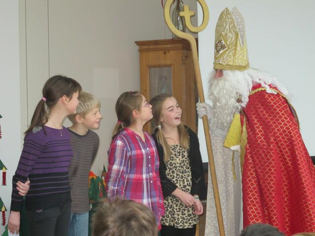 Mit Fragen löcherten die Kinder der Klasse 4a den Nikolaus: „Nikolaus, verrate mir …“