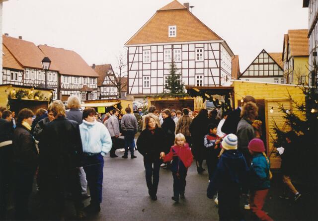 Blick zurück nach 25 Jahren: Weihnachtsmarkt auf dem Rathausvorplatz 1986, fotografiert von Horst Nolte.