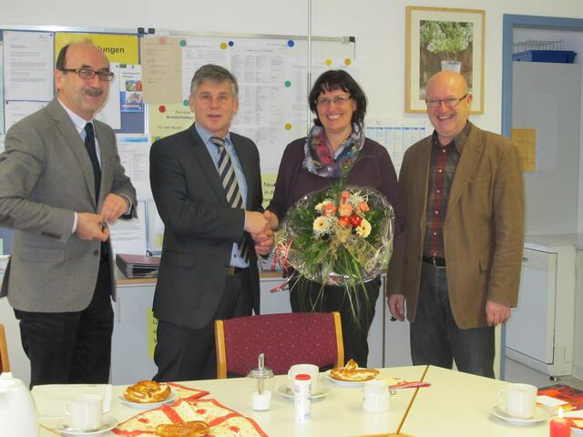 von links nach rechts: Schulamtsdirektor Wilhelm Martin, Bürgermeister Norbert Beutmüller, Konrektorin Sybille Krause, Rektor Michael Bachmaier