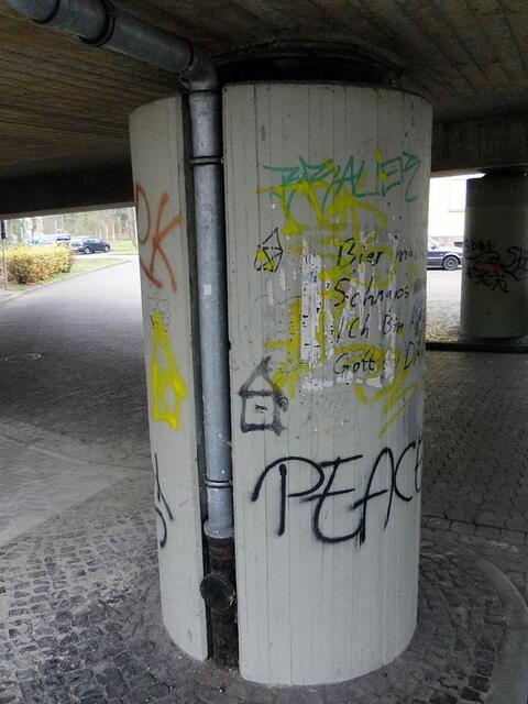 Diese wilden Schmierereien unter der Brückenkonstruktion stören noch...