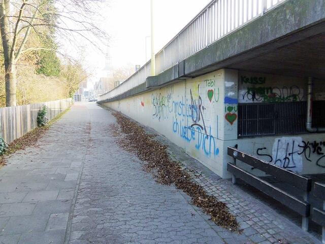 Diese wilden Schmierereien an der Brückenkonstruktion stören noch...