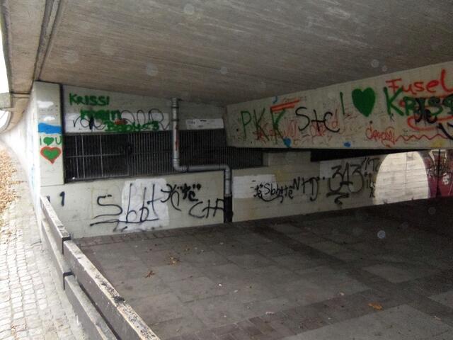 Diese wilden Schmierereien unter der Brückenkonstruktion stören noch...