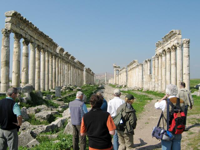 Blick über die Säulenstraße von Apameia. Rechts mit dem roten Rucksack der Autor, die Videokamera am Auge.