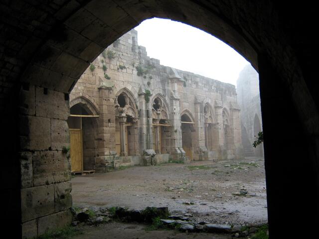 Der Krak des Chevaliers (Hosn al-Aqrad) ist ein 755 m hoch gelegenes Bollwerk und wurde zum Inbegriff der Kreuzritterburg schlechthin. Von hier oben beherrschte man den Paß, der nach Homs führt.