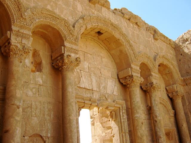 Mitten in der syrischen Wüste liegt Rusafa (Ressafa), das alte byzantinische Sergiopolis, ganz aus weißem Calzit errichtet. Es muß einen unglaublichen Eindruck auf die frühen Pilger gemacht haben, wenn die Stadt, nach einem Regenguß vom Wüstenstaub befreit, gleißend weiß in der Sonne lag.
