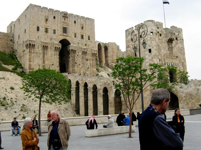 Die heutige Zitadelle von Aleppo ist das Resultat einer mehr als zweitausendjährigen Bautätigkeit.