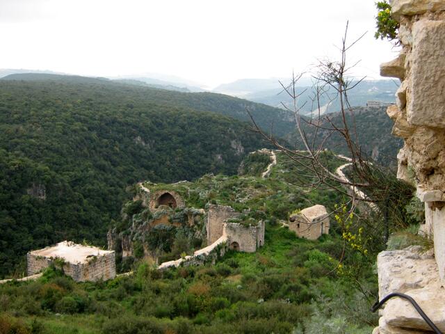 Die Saladinburg (Qalaat Saladin oder Qalaat Sahyun) ist ein beeindruckendes Befestigungswerk der Kreuzritter. Etwa 400 m hoch gelegen, beherrsche die Burg den Paß durch das Küstengebirge zwischen Mittelmeer und Orontes.