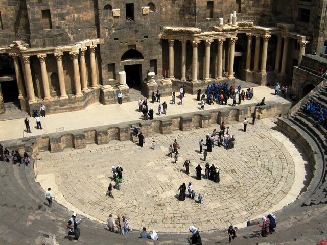 Das römische Theater von Bosra wurde im 2. Jhdt. in eine nabatäische Burg hineingebaut. Wie bei allen Gebäuden wurde auch hier schwarzer Basalt als Baumaterial verwendet.