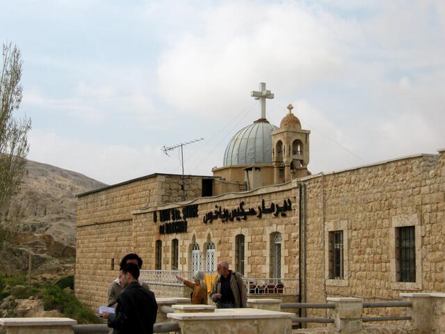 Das in der Nähe von Maalula liegende Kloster der Heiligen Sergios und Bacchos (Mar Sarqis) hat eine der ältesten Kirchen der Christenheit zu bieten: Eine C14-Untersuchung der eisenbeschlagenen Eingangstür ergab ein Alter von etwa 2000 Jahren.