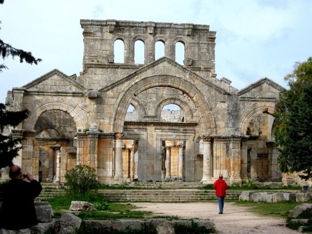 Qualaat Samaan, das Simeonskloster, ist die vielleicht schönste und größte frühchristliche Wallfahrtsanlage des Vorderen Orients. Die Kirche des Klosters ist dem Säulenheiligen Simeon geweiht.