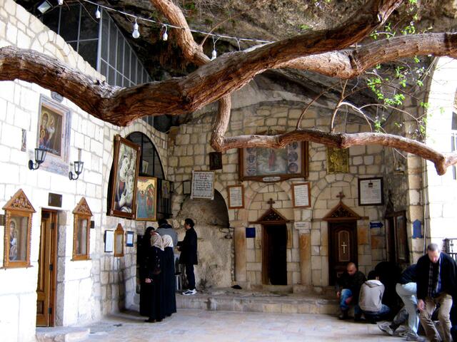 Das Thekla-Kloster liegt in einer Felsenschlucht und bildet das liturgische Zentrum der griechisch-orthodoxen Christen Syriens.