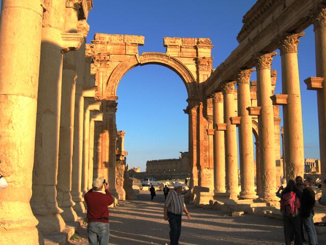 Das Hadrianstor in der Kolonnadenstraße der zum UNESCO-Weltkulturerbe erklärten Oasenstadt Palmyra ist vermutlich das häufigste Fotoobjekt Syriens