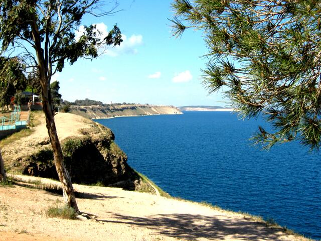 Ein 60m hoher und 2,5 km langer Damm staut die Wasser des Euphrat zum Assad-Stausee, einem Reservoir von 11,6 Milliarden Kubikmeter Wasser!