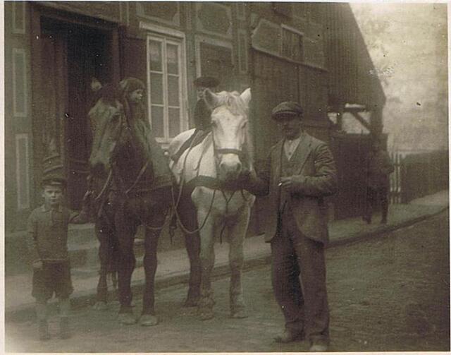 Familienvater Karl Ebel ca. 1930 vor dem Haus „Mühlenstr. 1“ in Burgdorf mit seinen Pferden. Zu sehen sind seine Söhne Karl (links), Lorenz (rechts) und Elfried (mitte)