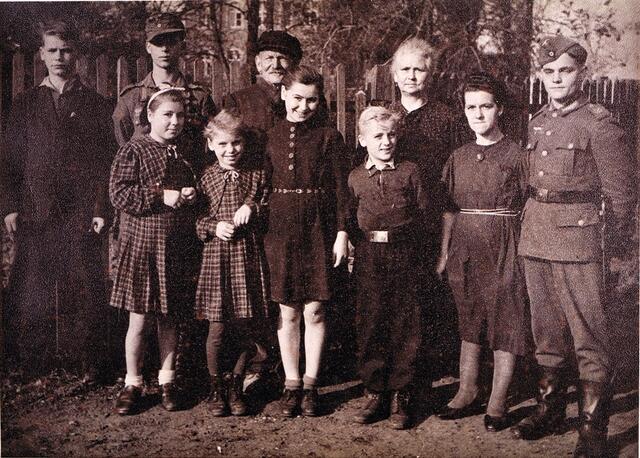Karl Ebels Familie 1942. hinten v.l.: die Söhne Elfried, Karl, Vater Lorenz, Mutter Elfriede. Vorne die Töchter Johanne, Inge, Elli, Sohn Gustav, Ehefrau Frieda, Sohn Lorenz