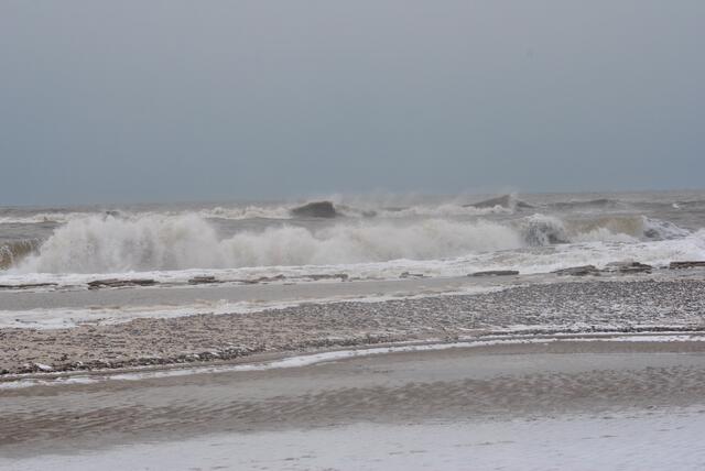 Mit meterhohen Wellen empfängt uns die Nordsee. Ein beeindruckender Anblick.