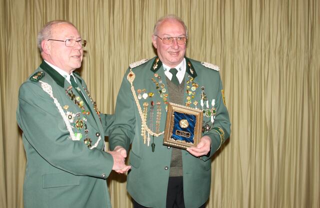 Rudi Smuda und Werner Barthel mit Ehrenscheibe für 25 jährige Vorstandsarbeit.