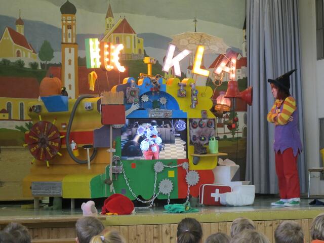 Hexe Huckla faszinierte mit ihrer Sprachmaschine die Kinder in der Pfaffenhofener Schulturnhalle