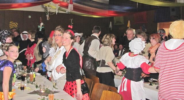 Auch im Saal herrscht gute Stimmung beim Schunkeln.