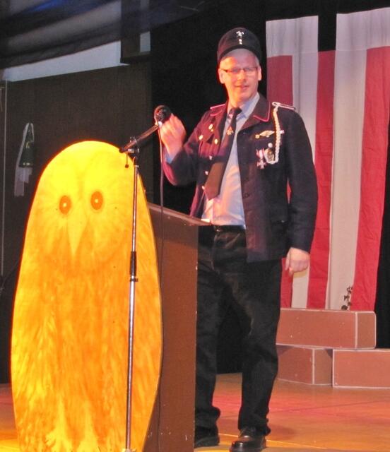 Der Anzefahrer Feuerwehrkommandant Berthold Bauerbach hat gar viel zu berichten.