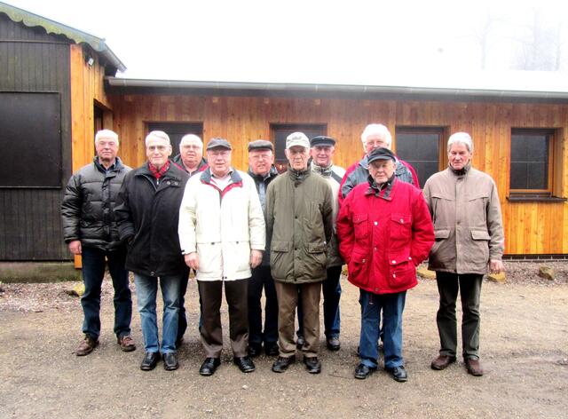Gruppenfoto vor dem neuen Anbau