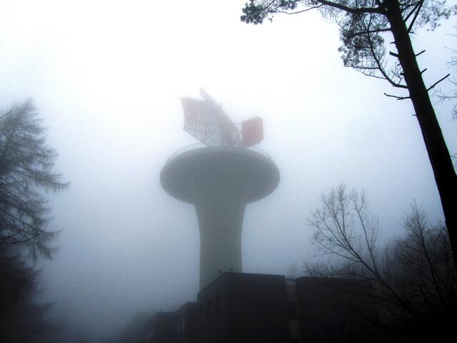 Der Radarturm im Nebel .......