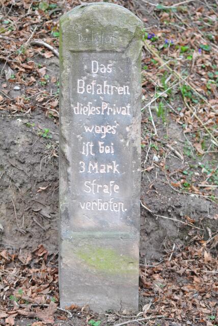 Gleich bei unserer Ankunft am Zugang zum Wald, der treffend "Waldweg" heißt , wurde uns mitgeteilt was es kostet mit dem Auto weiter zu fahren.