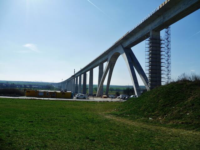 25.4.2010 .... Bahn - und Straßenübergang in Karsdorf !
