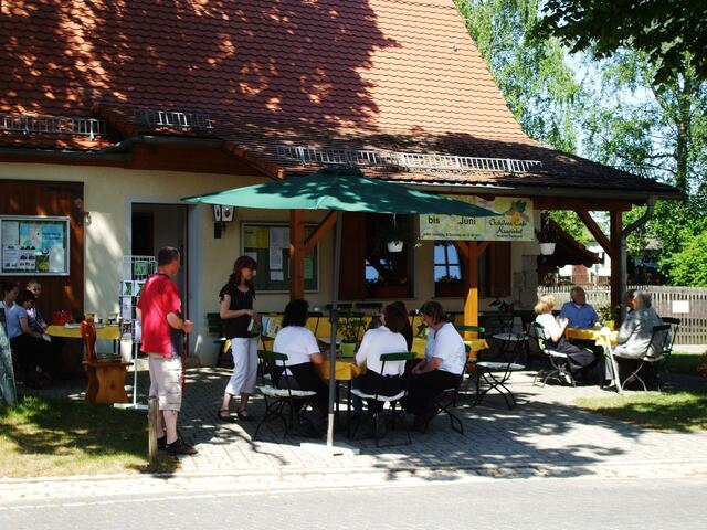 8. Mai 2011 - Kaffee und Kuchen wird bei herrlichem Sonnenschein vor dem Backhaus serviert