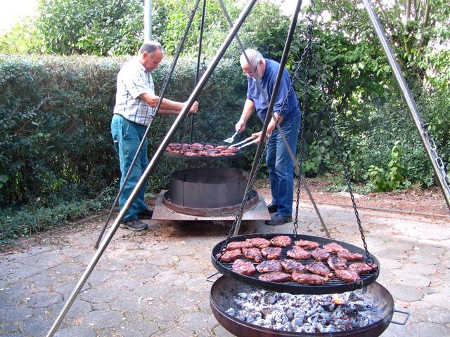 Zum Abschluß des Tages gibt es Fleisch und Wurst vom Grill ..........