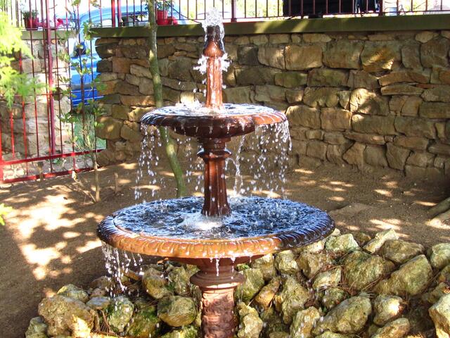 Schöner Brunnen neben der Kapelle.