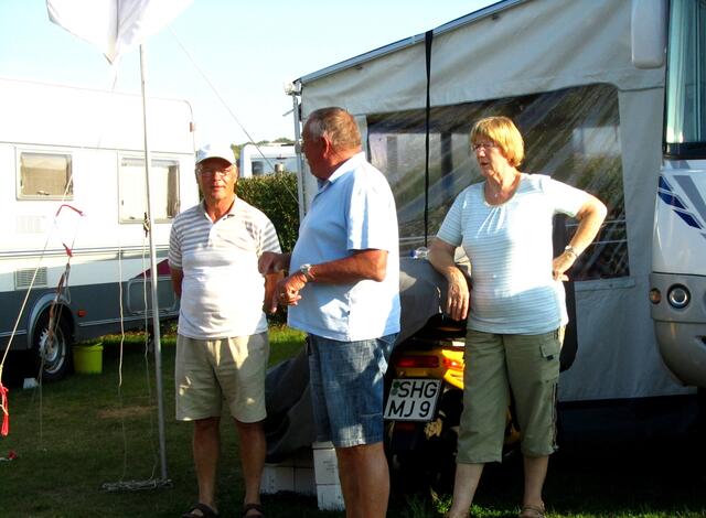 ........ der Vorsitzende bedankt sich bei dem Ausrichterpaar für das gelungene Treffen ..........