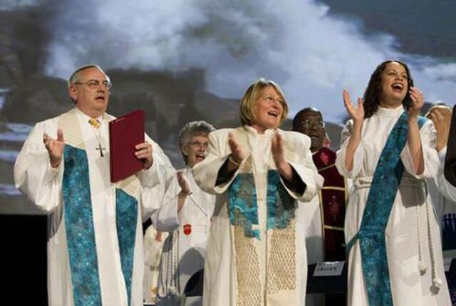 Bischöfin Wenner (Mitte) während des Gottesdienstes in Tampa/Florida | Foto: EmK