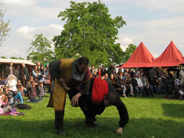 Zwei Männer beim Show-Kampf...