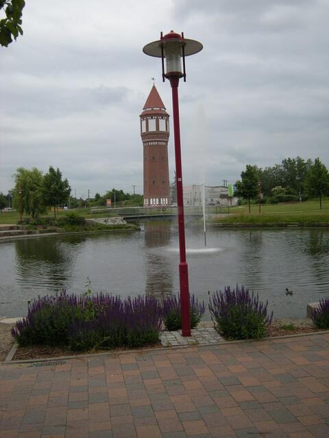 Der Wasserturm, dahinter das ungepflegte alte E-Werk der Stadt Lehrte. Hier ist der Eingangsbereich, vom Einkaufs-Zentrum kommend.
