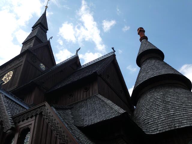 Die Stabkirche von Südost mit den beeindruckenden Abstufungen der Giebel.