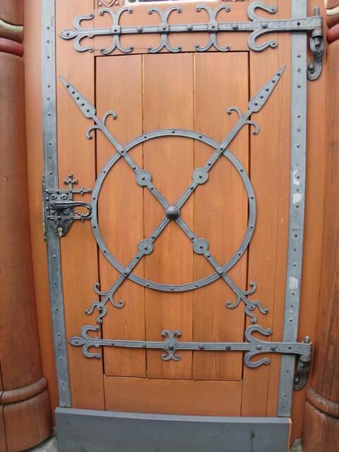 So stellte man sich zu Wilhelms Zeiten die Symbole der kriegerischen Wikinger vor: Rundschild und Speer.