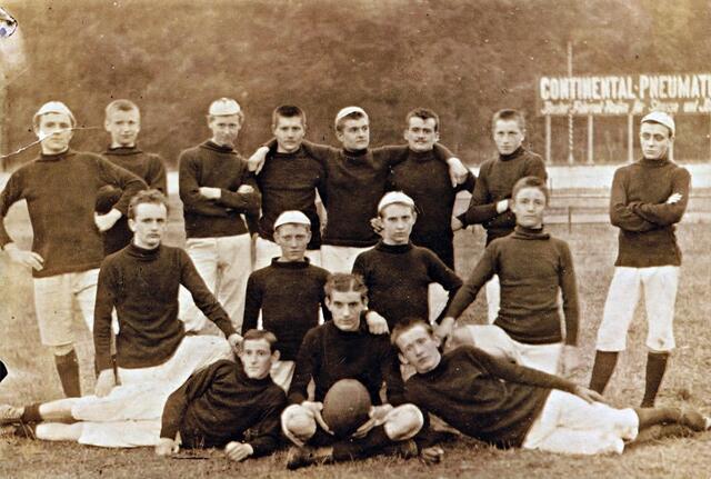 "H.F.C. von 1896" am 5. Nov. 1897 (mit Rugby-Ball) | Foto: Ausstellungs-Broschüre