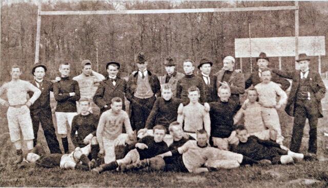 "H.F.C. von 1896" (1897 oder 1898 mit Rugby-Ball) | Foto: Ausstellungs-Broschüre