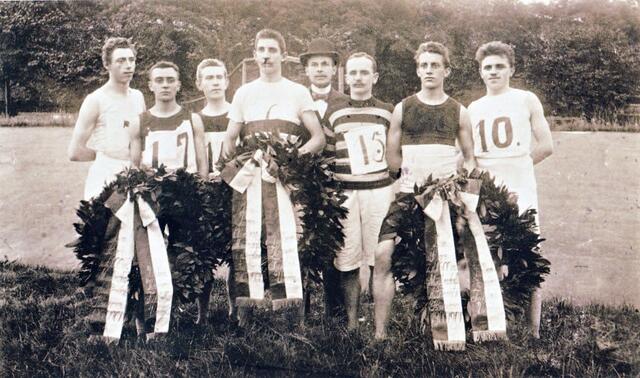 Die Fußballer als erfolgreiche Leichtathleten (August 1900) | Foto: Ausstellungs-Broschüre
